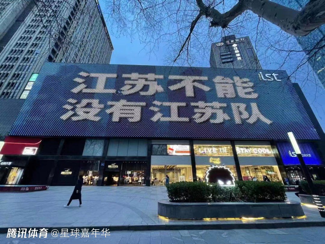 《爱情人偶》讲述了制作充气娃娃的职人哲雄与妻子园子的爱情故事